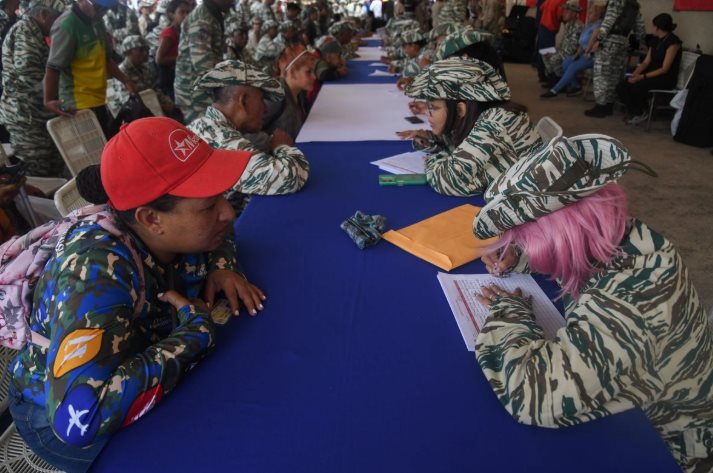 Acuden miles de venezolanos a enlistarse a Milicia Bolivariana tras convocatoria de Maduro Acuden miles de venezolanos a enlistarse a Milicia Bolivariana tras convocatoria de Maduro