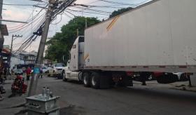 Tráiler se enreda en cables y derriba transformador en la colonia Miguel Hidalgo