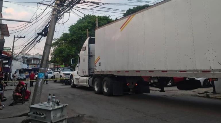 Tráiler se enreda en cables y derriba transformador en la colonia Miguel Hidalgo