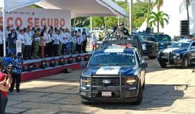 Entregan autoridades estatales y de Centro 100 patrullas y equipo policial