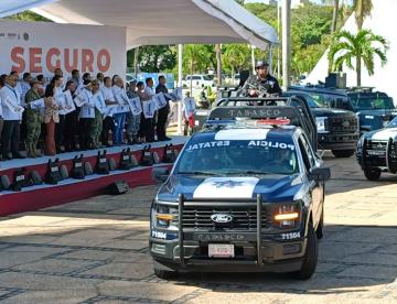 Entregan autoridades estatales y de Centro 100 patrullas y equipo policial