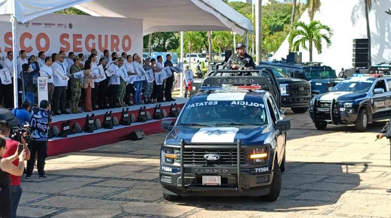 Entregan autoridades estatales y de Centro 100 patrullas y equipo policial
