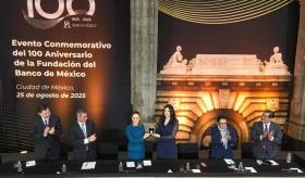 Llama Sheinbaum facilitar el acceso a créditos, al celebrar el centenario del Banco de México