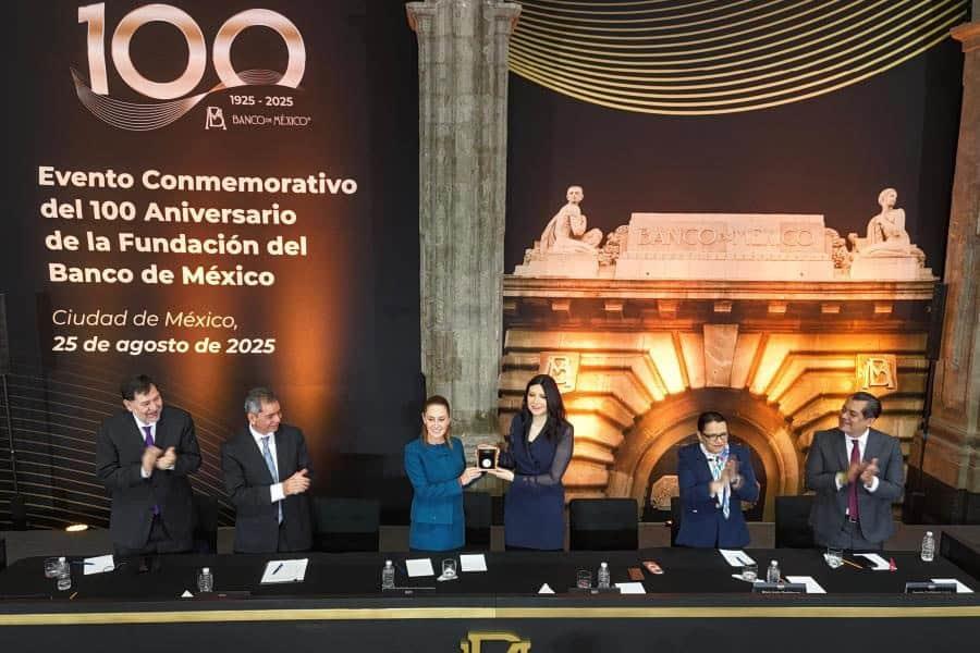 Llama Sheinbaum facilitar el acceso a créditos, al celebrar el centenario del Banco de México