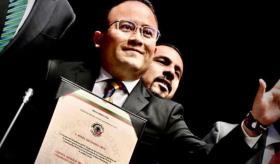 Acusan ante la FGR a cónsul de México en Denver por tráfico de influencias y cohecho
