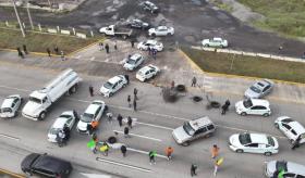 Taxistas bloquean la México-Querétaro por desaparición de compañero a causa de la extorsión