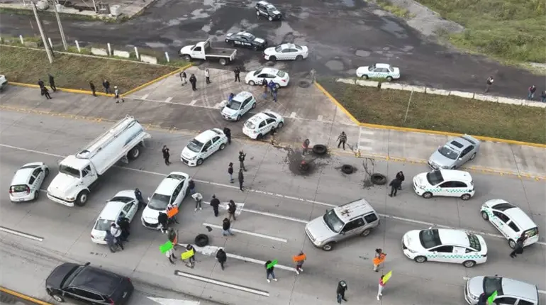 Taxistas bloquean la México-Querétaro por desaparición de compañero a causa de la extorsión