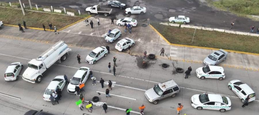 Taxistas bloquean la México-Querétaro por desaparición de compañero a causa de la extorsión