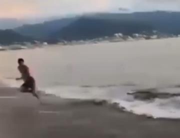 Joven apenas se libra de ataque de cocodrilo en playa de Puerto Vallarta