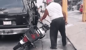 Exhiben a hombre arrastrando con su camioneta una moto en Villahermosa