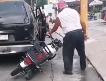 Exhiben a hombre arrastrando con su camioneta una moto en Villahermosa