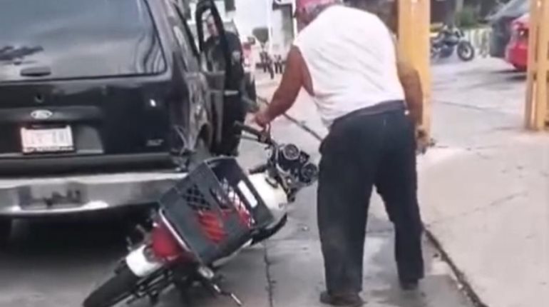 Exhiben a hombre arrastrando con su camioneta una moto en Villahermosa