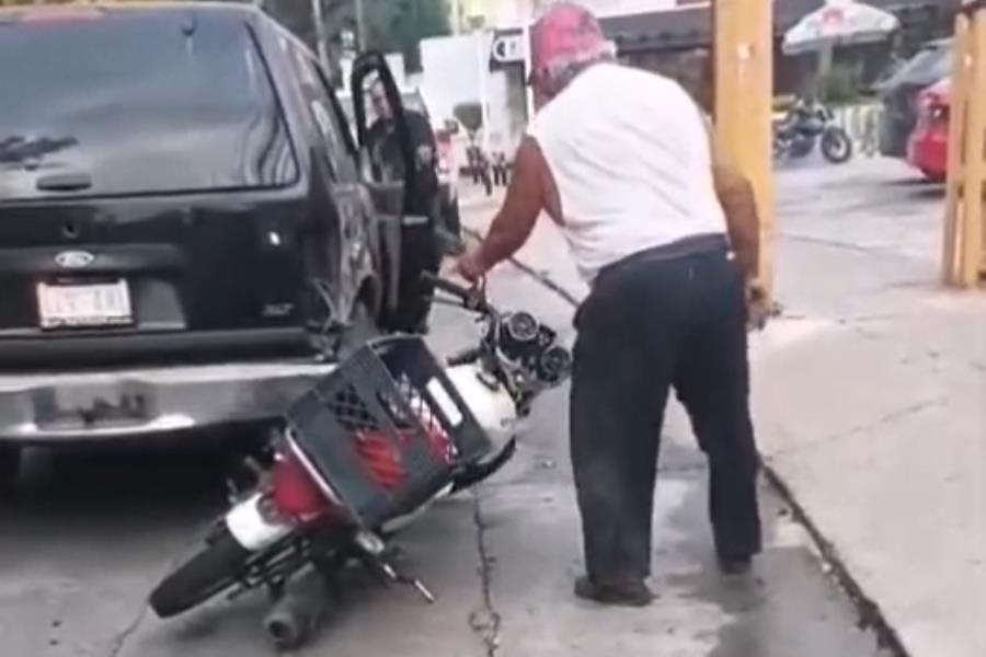 Exhiben a hombre arrastrando con su camioneta una moto en Villahermosa Exhiben a hombre arrastrando con su camioneta una moto en Villahermosa