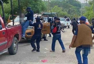 Comunidades indígenas de Ayutla se "levantan en armas" tras masacre de 13 miembros de la UPOEG