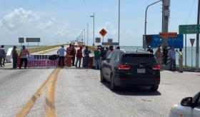 Taxistas de Ciudad del Carmen bloquean puente Zacatal para exigir salida del transporte irregular