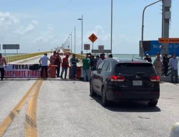 Taxistas de Ciudad del Carmen bloquean puente Zacatal para exigir salida del transporte irregular
