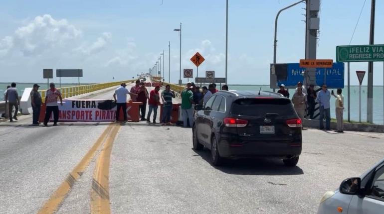 Taxistas de Ciudad del Carmen bloquean puente Zacatal para exigir salida del transporte irregular