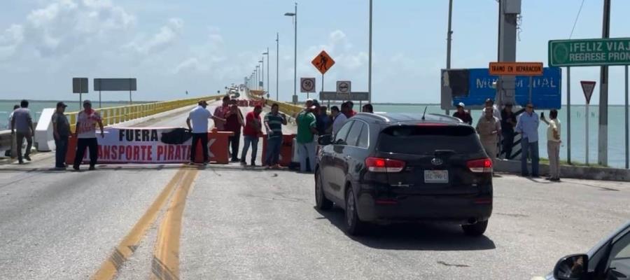 Taxistas de Ciudad del Carmen bloquean puente Zacatal para exigir salida del transporte irregular Taxistas de Ciudad del Carmen bloquean puente Zacatal para exigir salida del transporte irregular