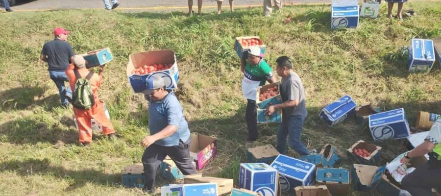 Rapiñan tomates de tráiler volcado en la Cárdenas – Villahermosa Rapiñan tomates de tráiler volcado en la Cárdenas – Villahermosa