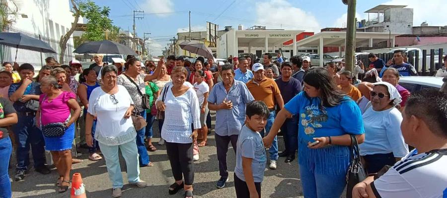 Protestan en CFE y colonos de Casa Blanca consiguen mesa de atención para regularizar el servicio en la zona Protestan en CFE y colonos de Casa Blanca consiguen mesa de atención para regularizar el servicio en la zona