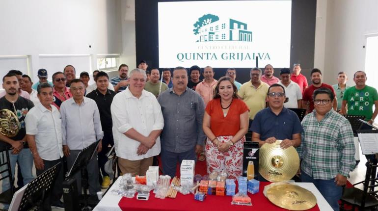 Entregan accesorios instrumentales a Banda Sinfónica del Gobierno