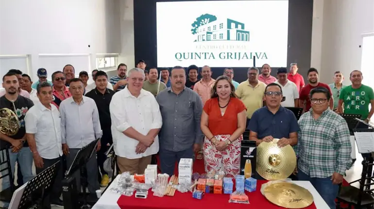 Entregan accesorios instrumentales a Banda Sinfónica del Gobierno