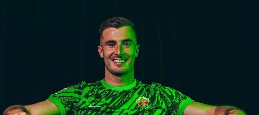 Iñaki Peña renueva con el Barcelona, pero sale cedido al Elche Iñaki Peña renueva con el Barcelona, pero sale cedido al Elche
