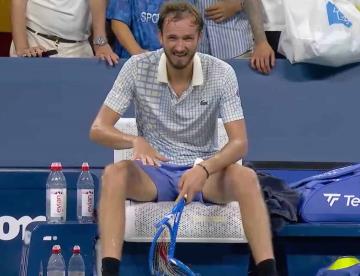 Medvedev protagonizó momento de frustración tras caer eliminado en primera ronda del US Open