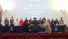 Candidato a rector de la BUAP se desmaya tras ser rechazado por falsificar documentos