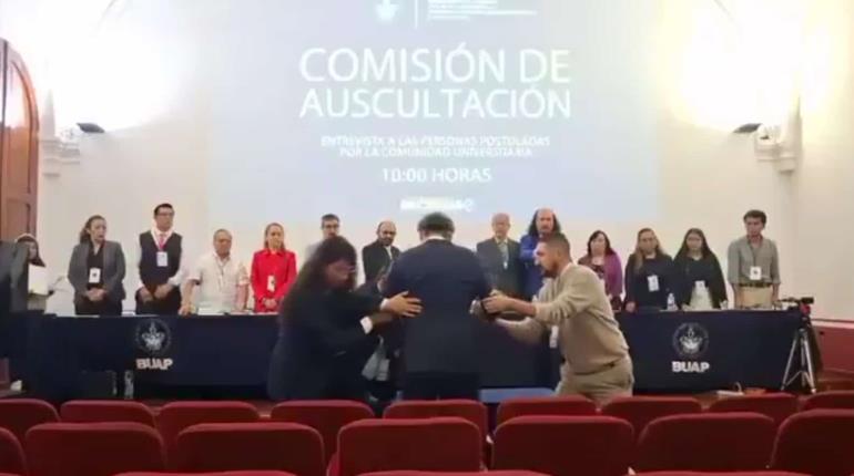 Candidato a rector de la BUAP se desmaya tras ser rechazado por falsificar documentos