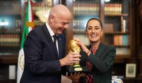 Recibe Sheinbaum al presidente de FIFA; platican sobre la Copa del Mundo