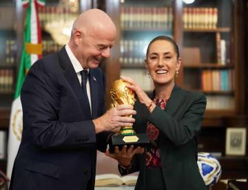 Recibe Sheinbaum al presidente de FIFA; platican sobre la Copa del Mundo