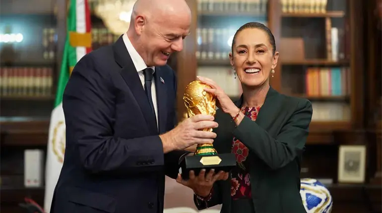 Recibe Sheinbaum al presidente de FIFA; platican sobre la Copa del Mundo