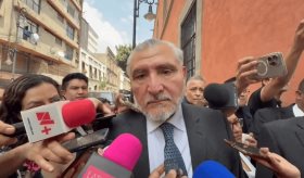 Propone Adán Augusto llevar a Alejandro Moreno a clínica de rehabilitación