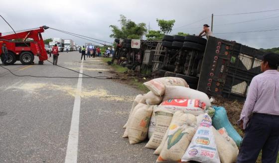Rapiñan tráiler cargado de maíz en la Villahermosa-Escárcega