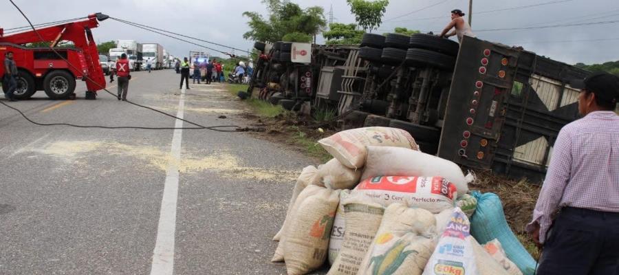 Rapiñan tráiler cargado de maíz en la Villahermosa-Escárcega Rapiñan tráiler cargado de maíz en la Villahermosa-Escárcega