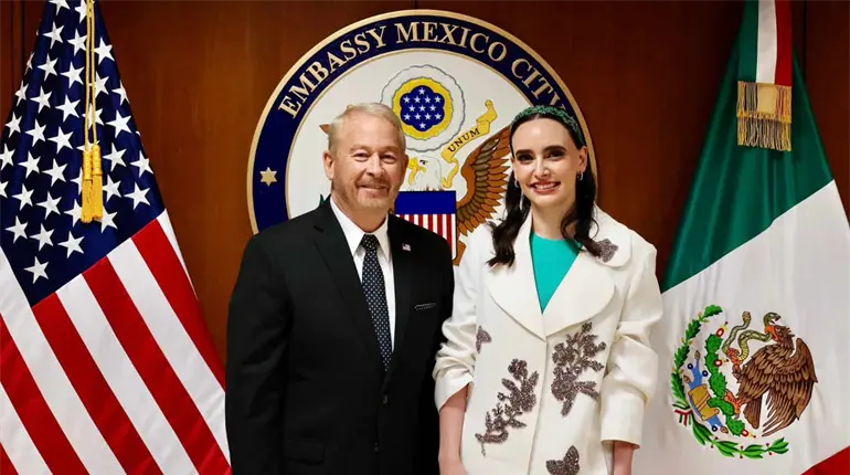 Se reúnen Altragracia Gómez y Ronald Johnson en embajada de EE. UU.