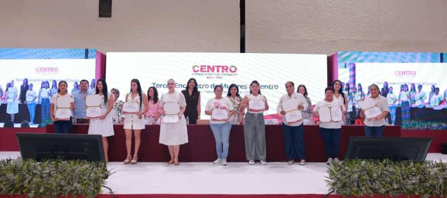 Presume Osuna que más de 8 mil mujeres han sido capacitadas con programa "Mujeres al Centro" Presume Osuna que más de 8 mil mujeres han sido capacitadas con programa "Mujeres al Centro"
