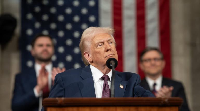 Corte de EE. UU. declara inconstitucionales aranceles de Trump, pero los deja vigentes