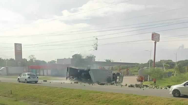 Vuelca camión cargado de tomates en la Cárdenas-Villahermosa ¡y lo rapiñan!