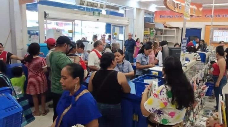 Padres de familia abarrotan venta de uniformes y útiles a un día del inicio del ciclo escolar