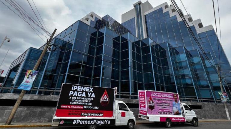 "Pemex paga lo que debes"; la campaña en avenidas de Villahermosa