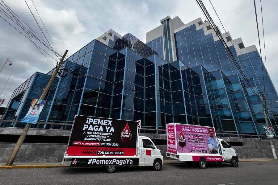 "Pemex paga lo que debes"; la campaña en avenidas de Villahermosa "Pemex paga lo que debes"; la campaña en avenidas de Villahermosa