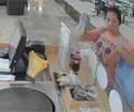Roba botella de agua en puesto de crepas en Villahermosa