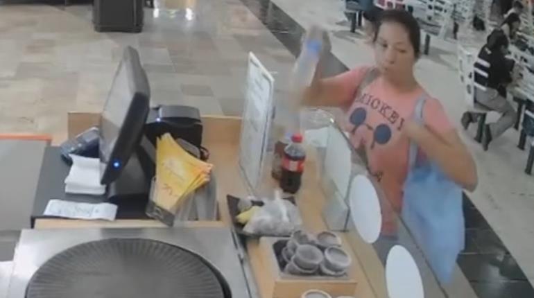 Roba botella de agua en puesto de crepas en Villahermosa