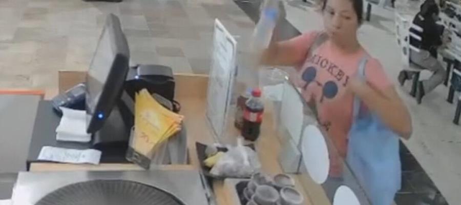 Roba botella de agua en puesto de crepas en Villahermosa Roba botella de agua en puesto de crepas en Villahermosa