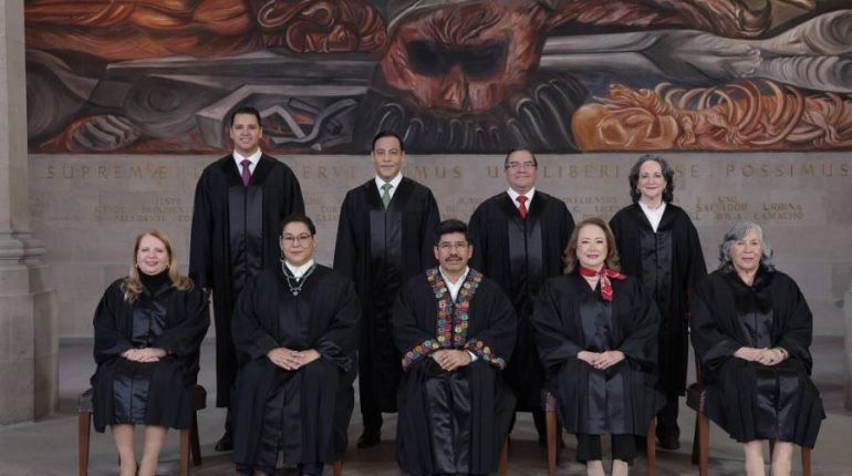 Hugo Aguilar aparece usando toga bordada en fotografía oficial de la Suprema Corte