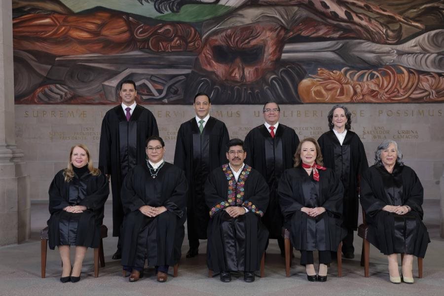 Hugo Aguilar aparece usando toga bordada en fotografía oficial de la Suprema Corte Hugo Aguilar aparece usando toga bordada en fotografía oficial de la Suprema Corte