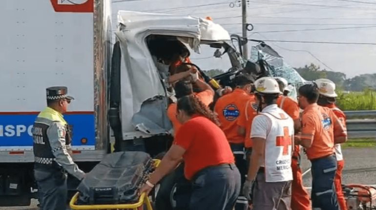 Queda atrapado entre unidad de carga, tras accidente en la Villahermosa-Cárdenas