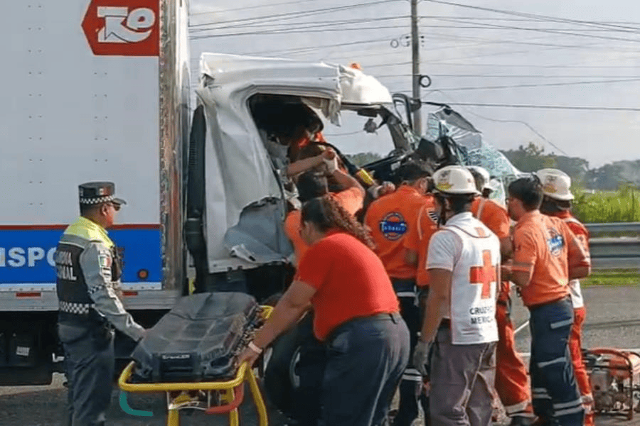 Queda atrapado entre unidad de carga, tras accidente en la Villahermosa-Cárdenas